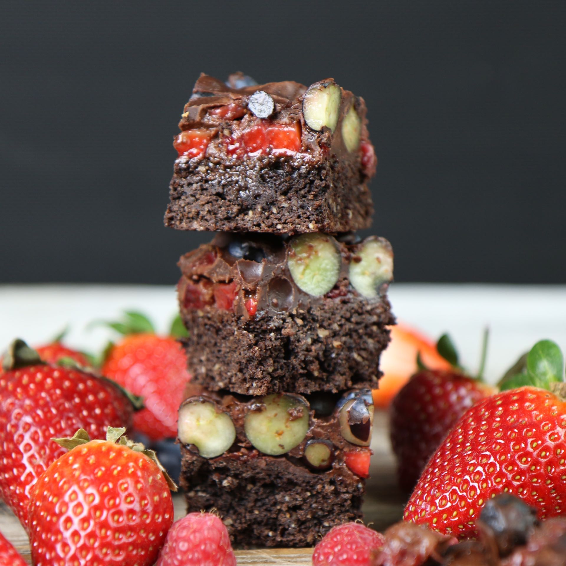 erdbeer brownies hoch - Mrs Flury - gesunde Rezepte