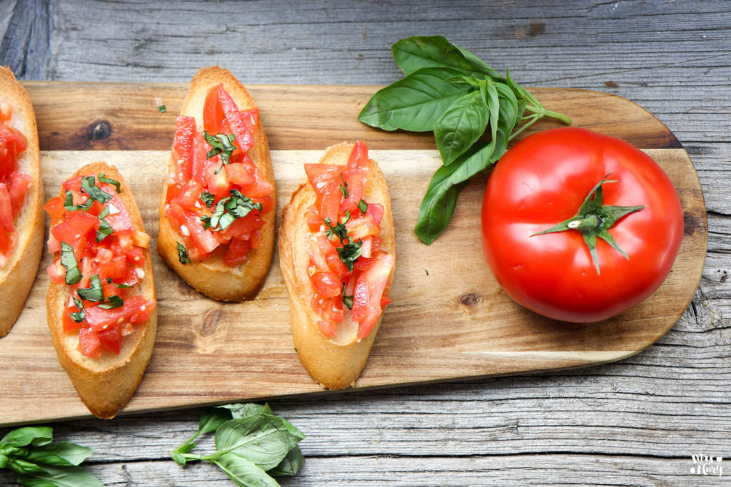 Bruschetta mit Tomaten - einfache, vegane Vorspeise - Mrs Flury