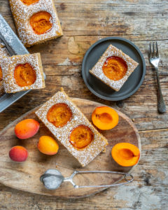 Aprikosenkuchen vom Blech - Biskuit ohne Eier, vegan Mrs Flury