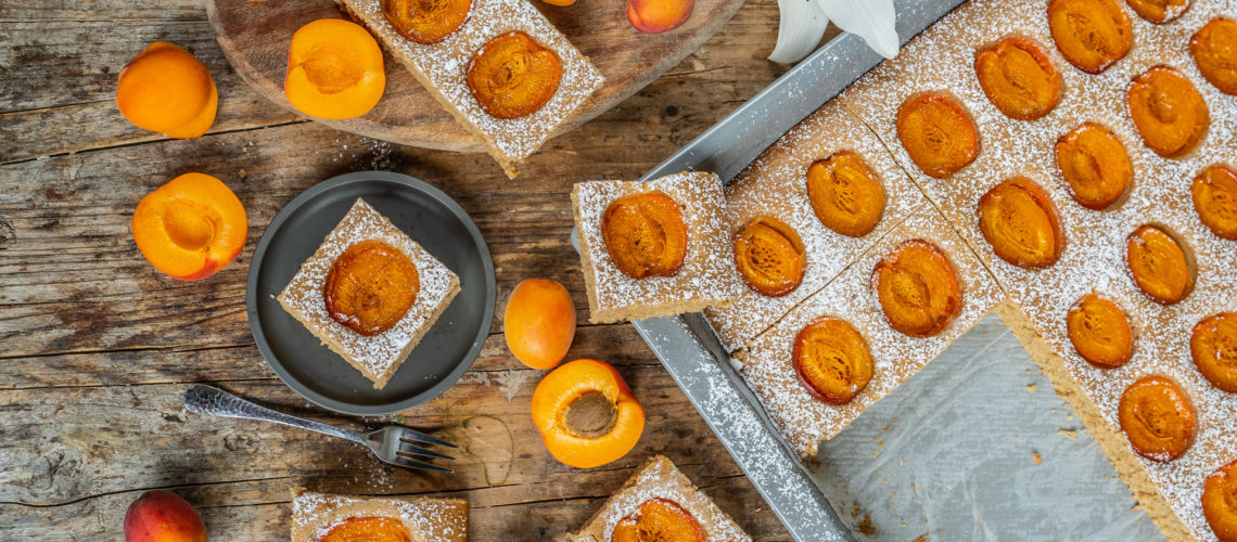 Aprikosenkuchen vom Blech - Biskuit ohne Eier, vegan Mrs Flury