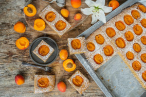 Aprikosenkuchen vom Blech - Biskuit ohne Eier, vegan Mrs Flury