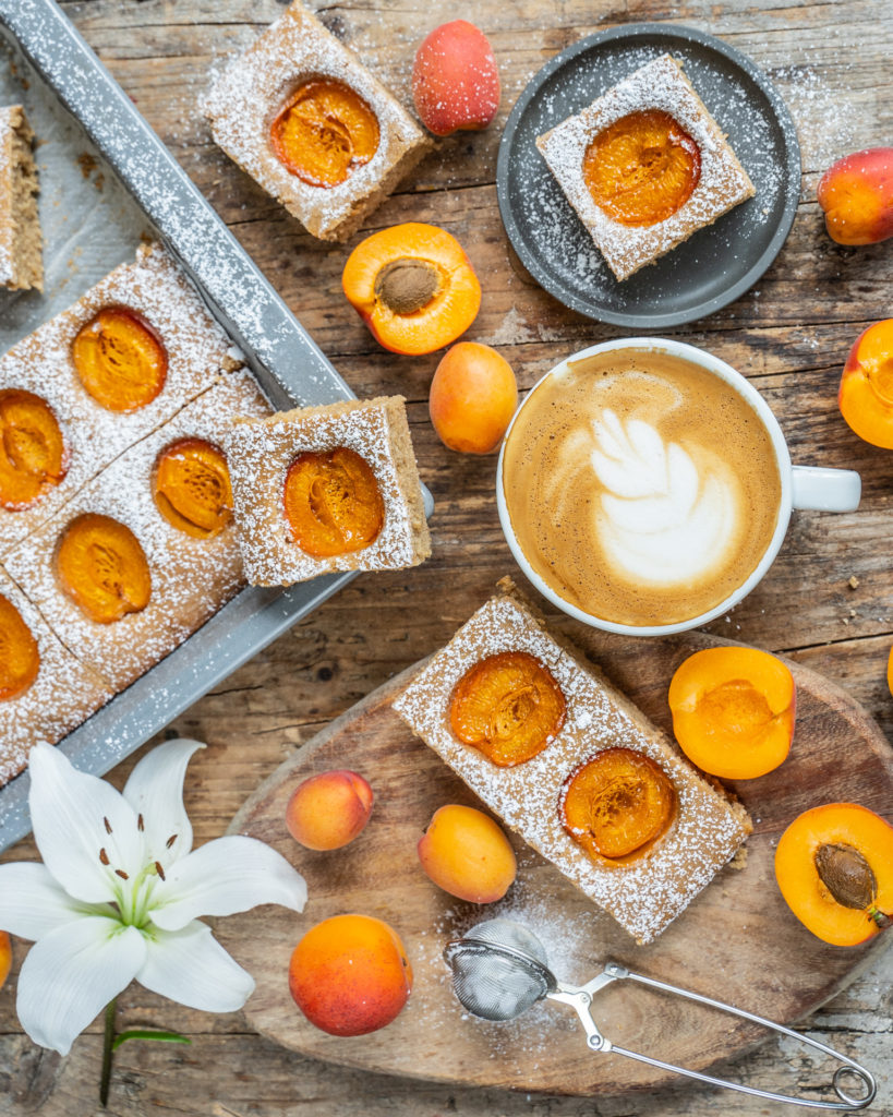 Aprikosenkuchen vom Blech - Biskuit ohne Eier, vegan Mrs Flury
