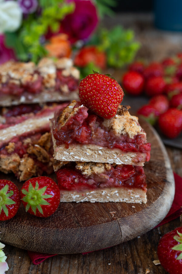 Erdbeer-Streusel Riegel - gesund &amp; vegan - Mrs Flury - gesunde Rezepte
