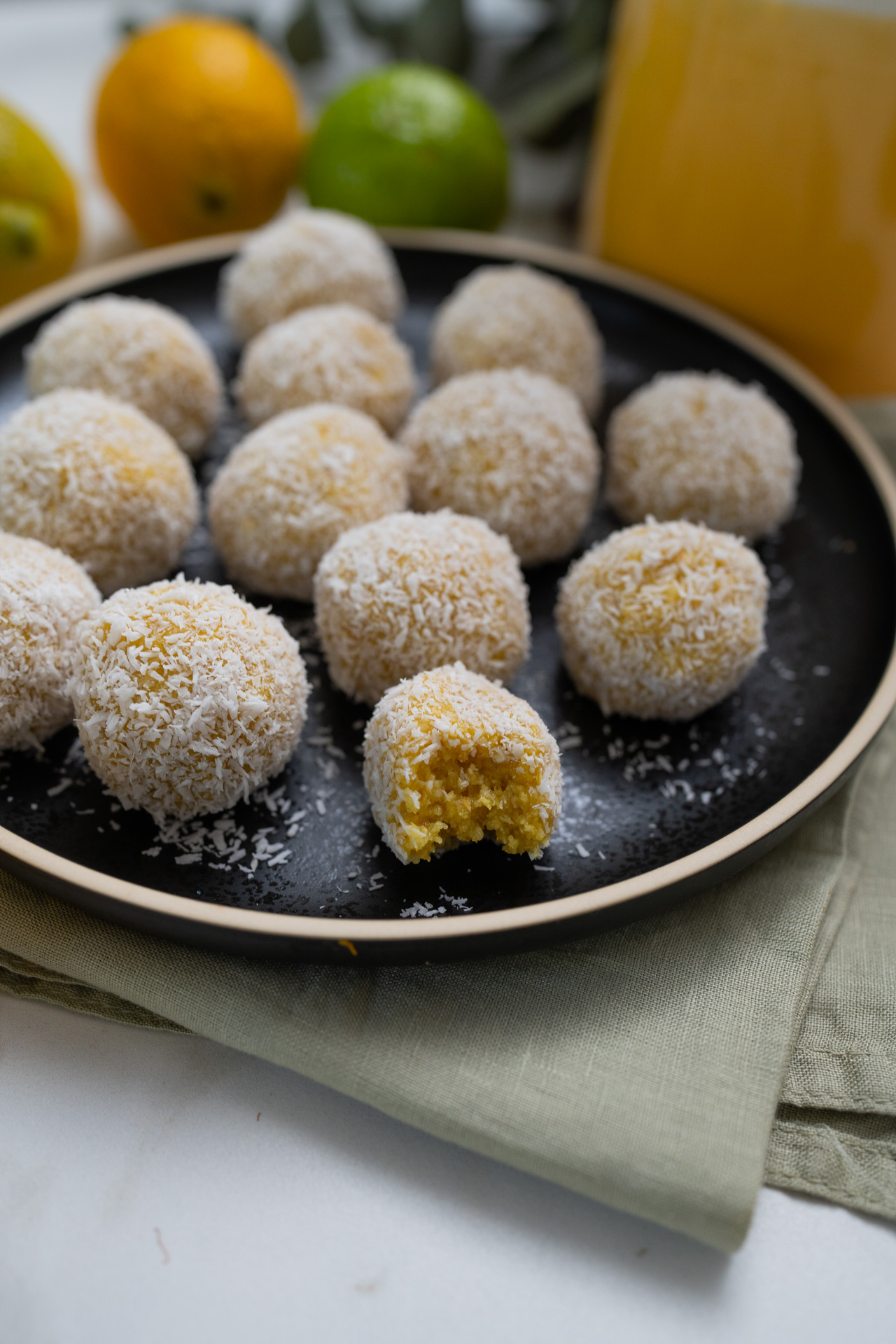 Zitronen Kokos Schneebälle - gesund &amp; glutenfrei - Mrs Flury Rezepte
