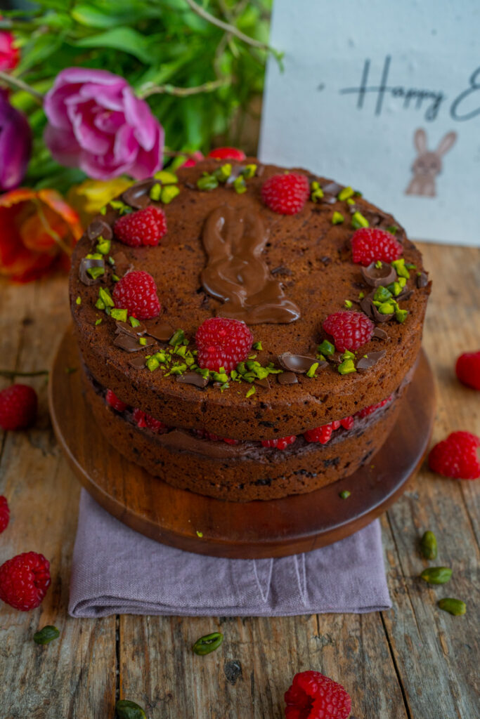 Saftiger veganer Schokoladenkuchen mit Osterhasen Schokolade Mrs Flury