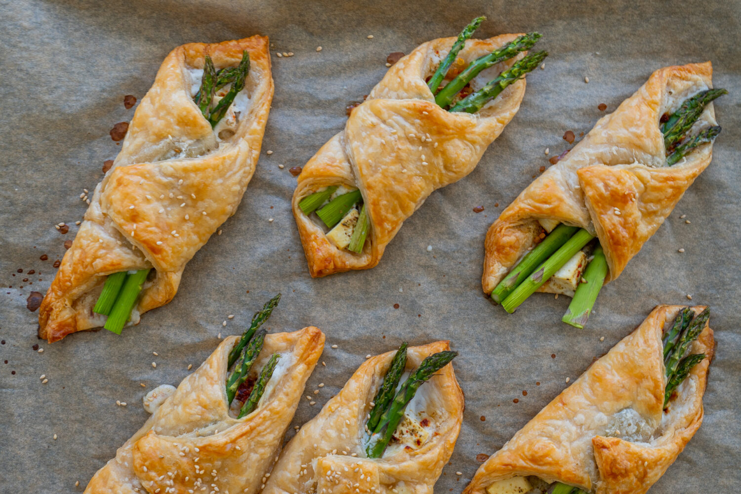 Spargel Blätterteig Päckchen - vegan und einfach - Mrs Flury