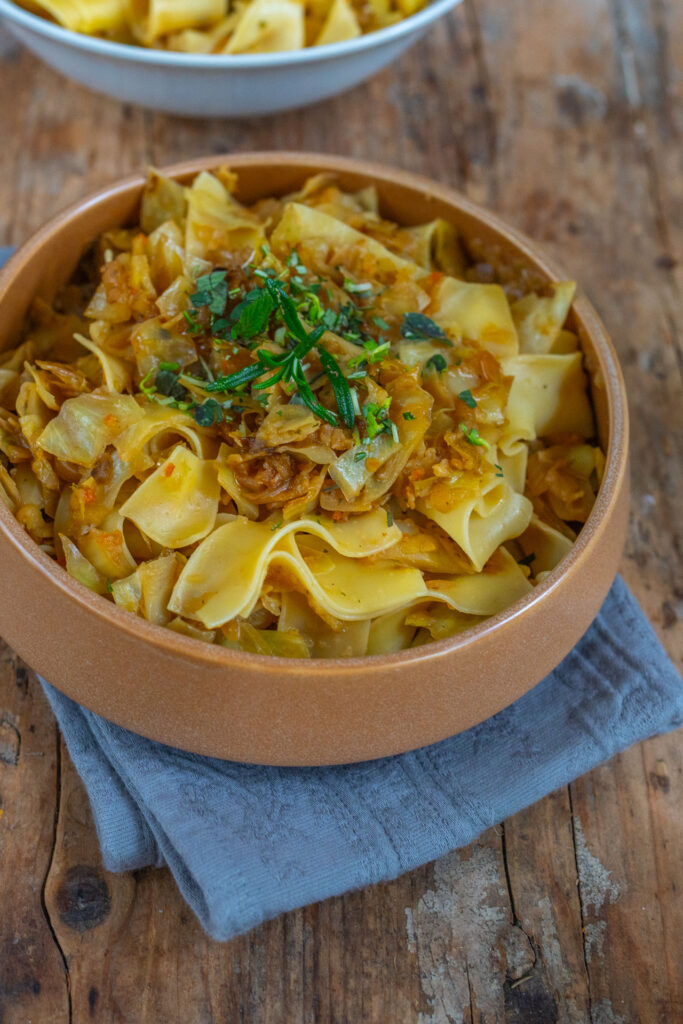 Krautfleckerl Rezept - Österreichische Hausmannskost - Kraut Nudeln vegan Mrs Flury