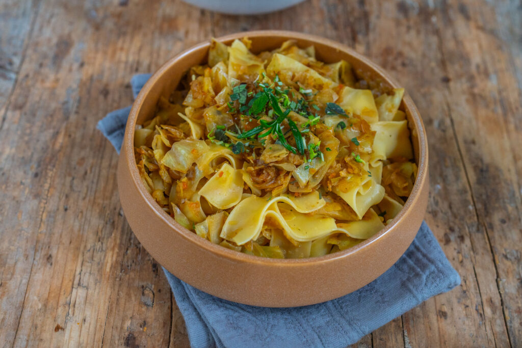 Krautfleckerl Rezept - Österreichische Hausmannskost - Kraut Nudeln vegan Mrs Flury
