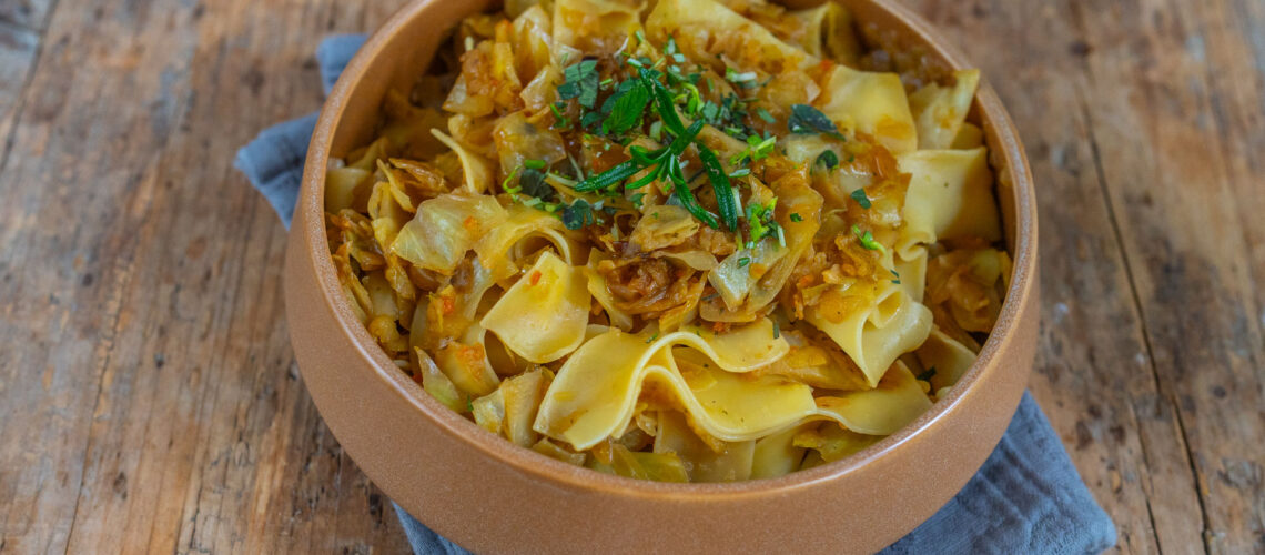 Krautfleckerl Rezept - Österreichische Hausmannskost - Kraut Nudeln vegan Mrs Flury