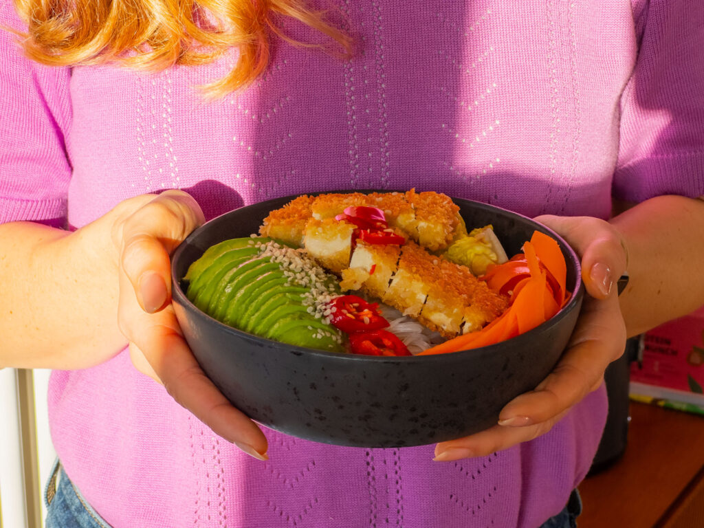 Crispy Tofu Bowl mit Reisnudeln gesund & vegan Mrs Flury