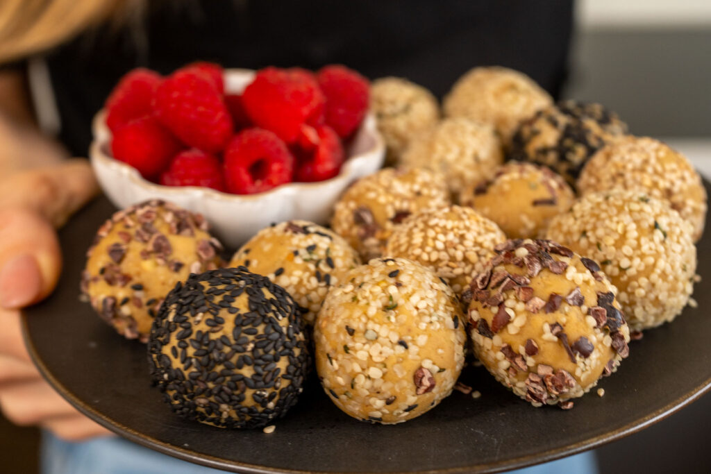 Protein Cookie Dough Balls - vegan und gesund Mrs Flury