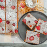 Veganer Beerenkuchen vom Blech, einfach und saftig Mrs Flury