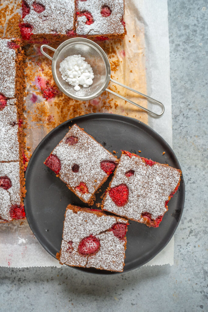 Veganer Beerenkuchen vom Blech - einfach & saftig Mrs Flury Veganer Beerenkuchen vom Blech - einfach & saftig Mrs Flury