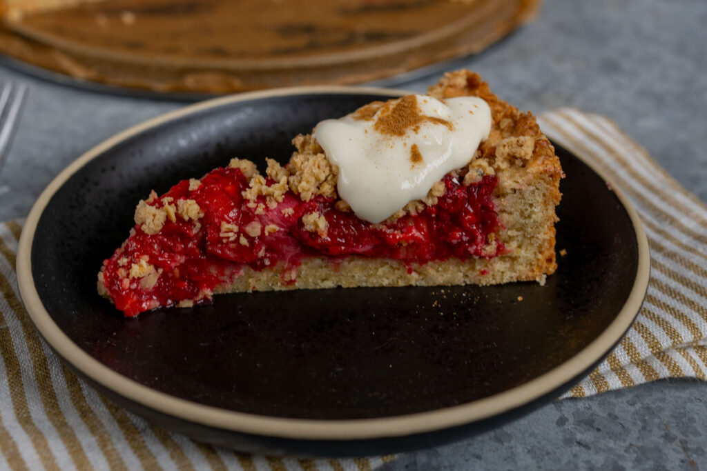 Rhabarber Himbeer Streuselkuchen vegan und köstlich backen Mrs Flury