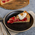 Rhabarber Himbeer Streuselkuchen vegan und köstlich backen Mrs Flury