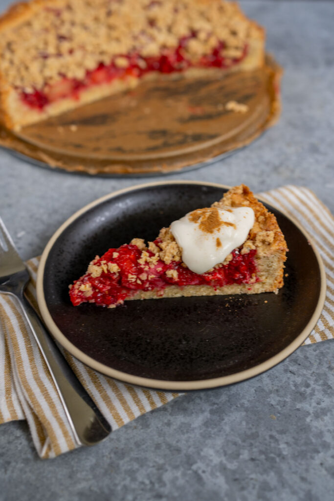 Rhabarber Himbeer Streuselkuchen vegan und köstlich backen Mrs Flury