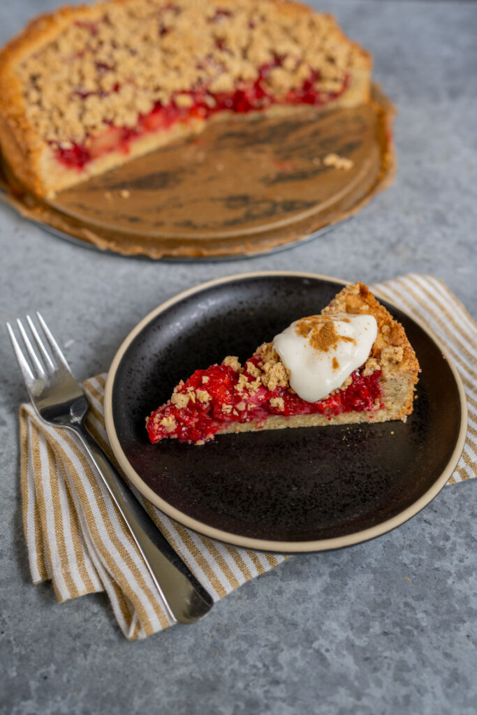 Rhabarber Himbeer Streuselkuchen vegan und köstlich backen Mrs Flury