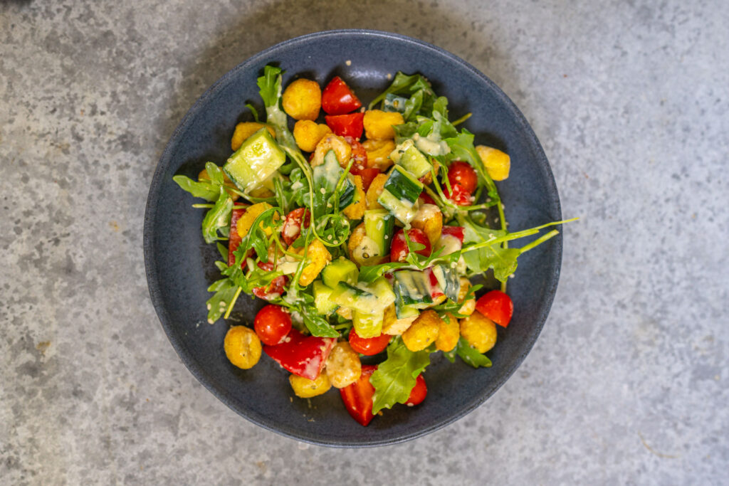 Knuspriger Gnocchi Salat einfach und lecker Mrs Flury