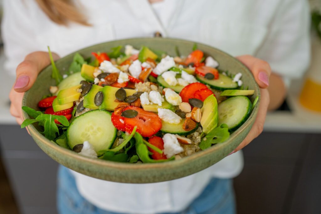Quinoa Rucola Salat mit Erdbeeren - einfach und leicht essen Mrs Flury