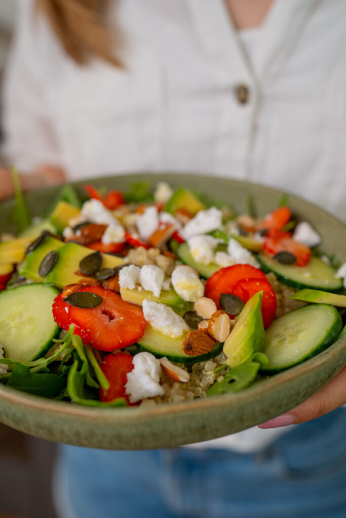 Leichter Quinoa Salat gesund und vegan Mrs Flury