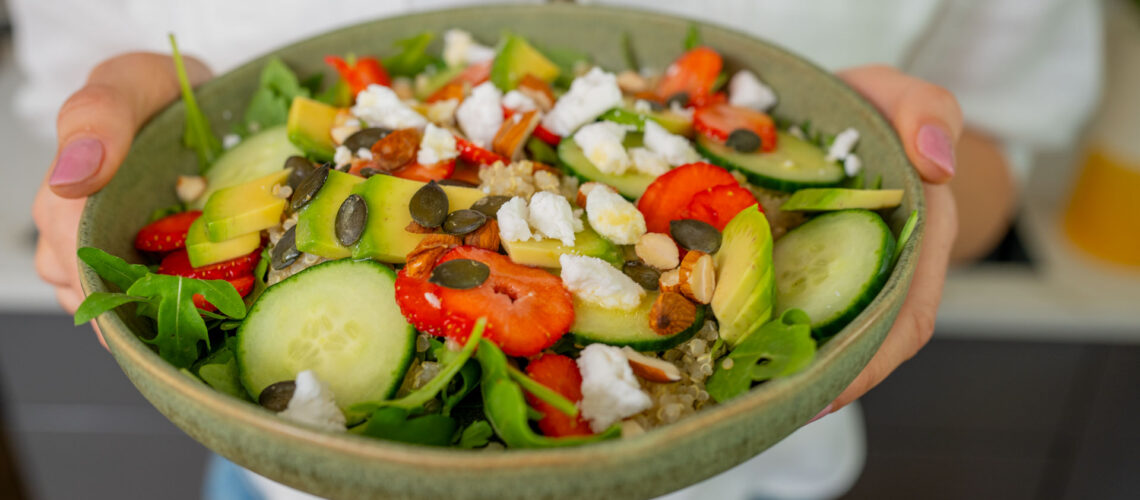 Leichter Quinoa Salat gesund und vegan Mrs Flury