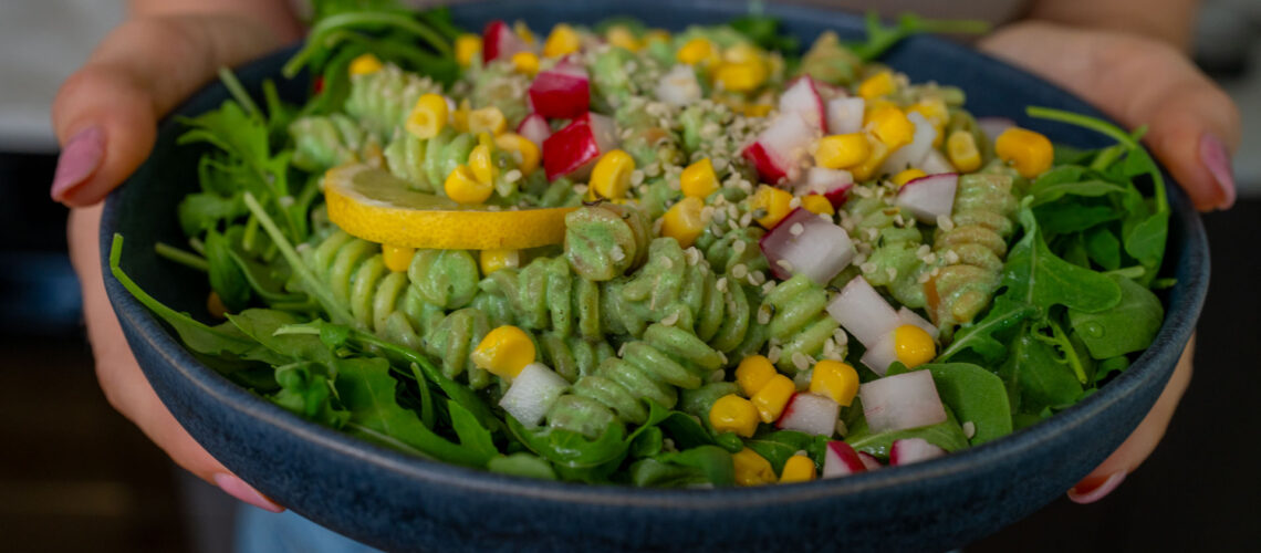 Grüner proteinreicher Nudelsalat - gesund und vegan Mrs Flury