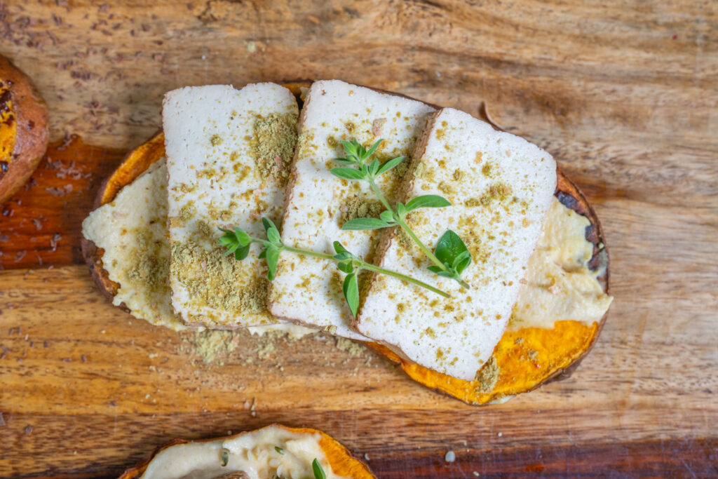 Süsskartoffel Toast gesund vegan Mrs Flury Variante mit Hummus und Räuchertofu
