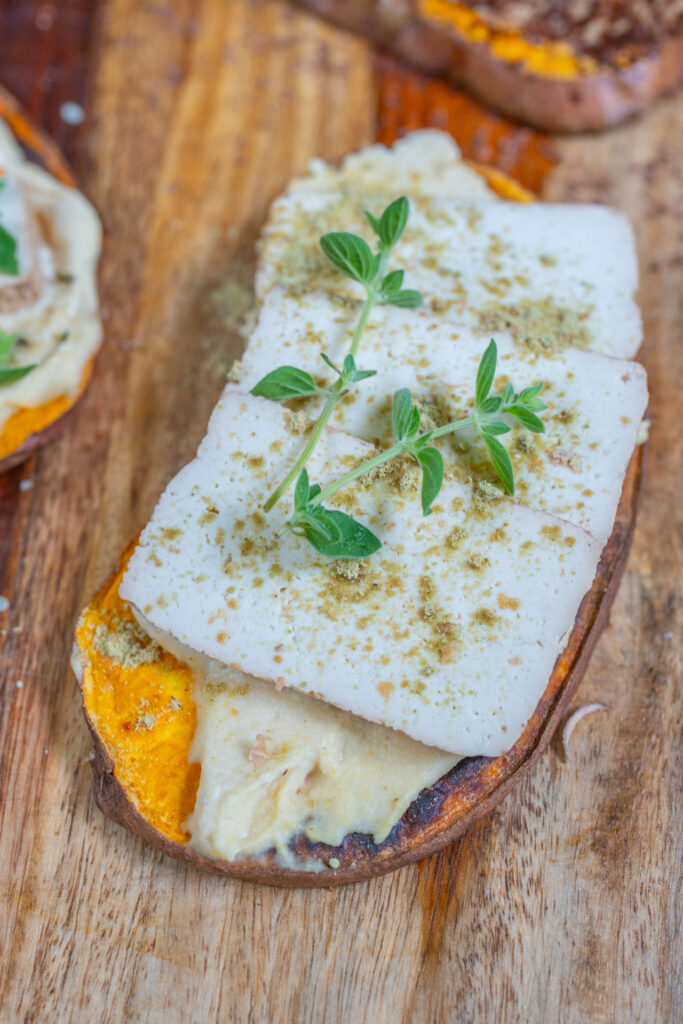 Süsskartoffel Toast gesund vegan Mrs Flury Variante mit Hummus und Räuchertofu
