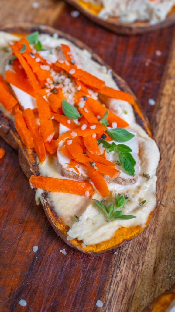 Süsskartoffel Toast gesund vegan Mrs Flury Variante mit Hummus und Karotte