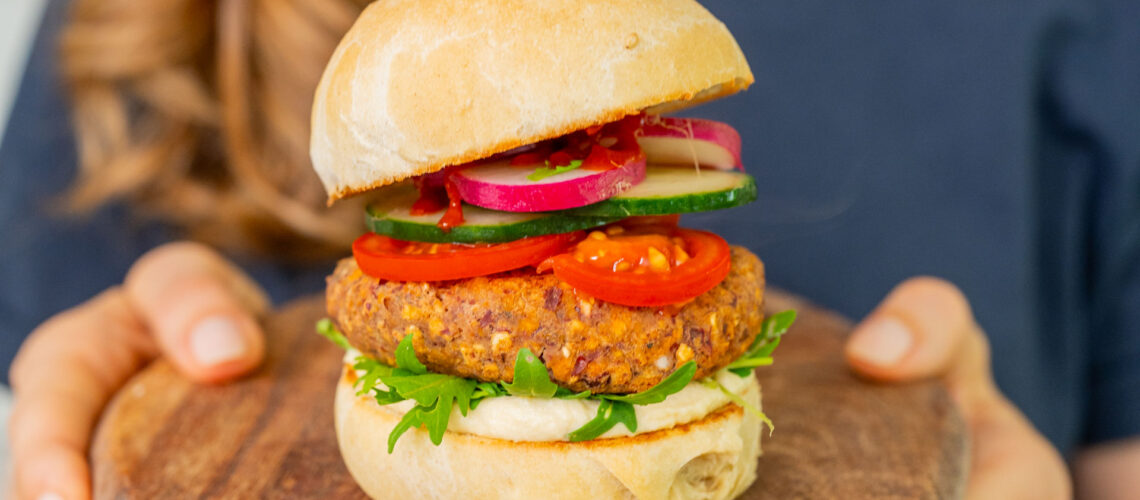 Bohnen Burger Patties mit selbstgemachten Burger Brötchen Mrs Flury Proteinburger