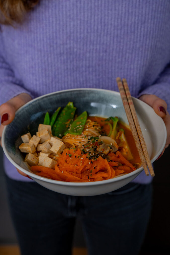 Ramen Nudelsuppe mit Tofu Rezept vegan Mrs Flury