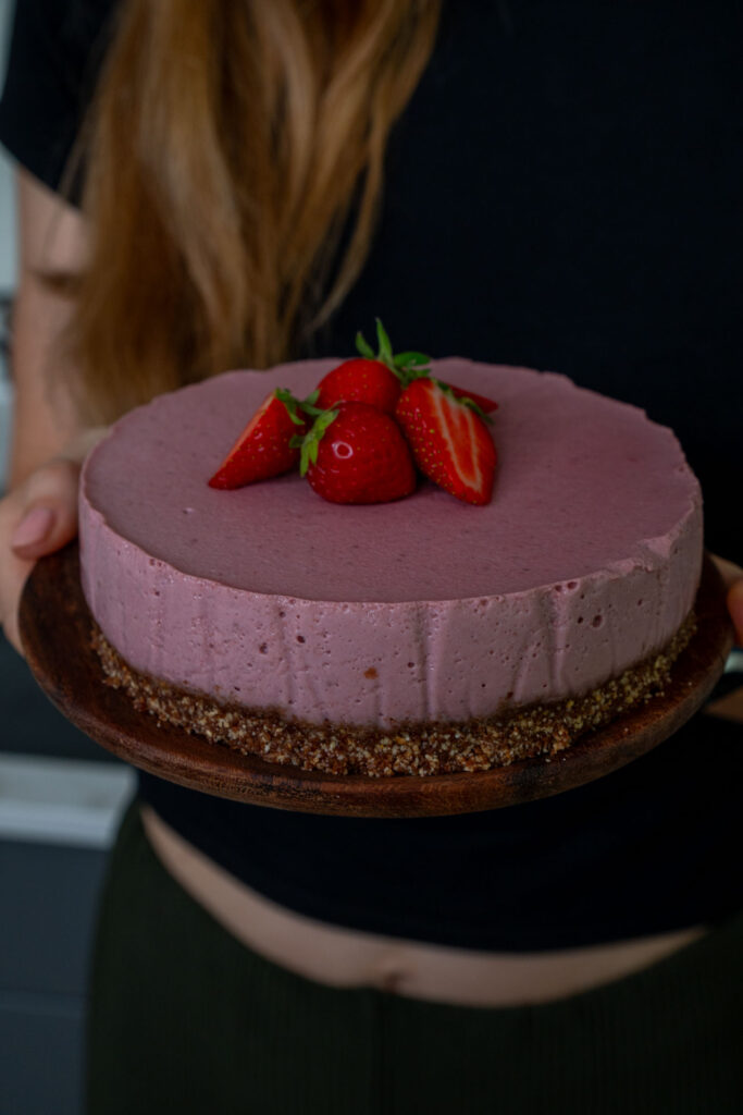 Vegane Erdbeertorte ohne Backen Rezept– fruchtig, cremig & gesund Mrs Flury