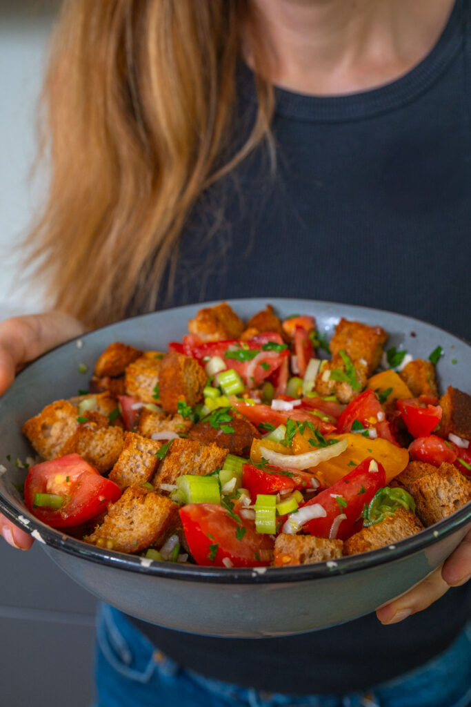 Panzanella – Rezept sommerlicher Brotsalat mit Bohnen Mrs Flury