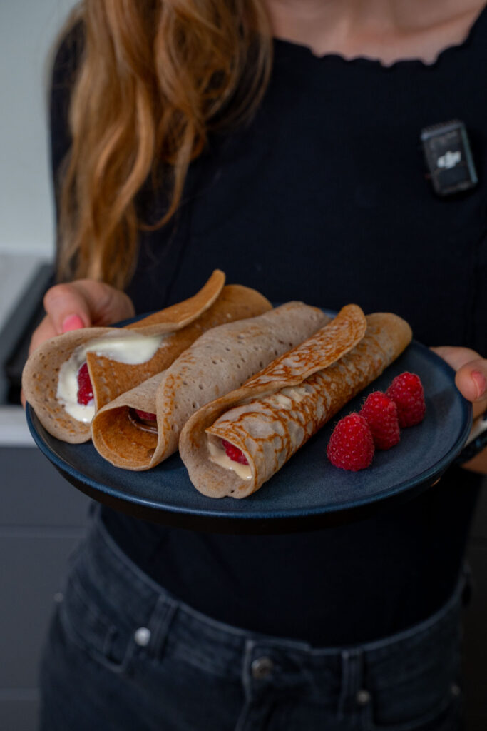 Glutenfreie Buchweizen Crêpes mit Joghurt und frischen Himbeeren vegan Mrs Flury