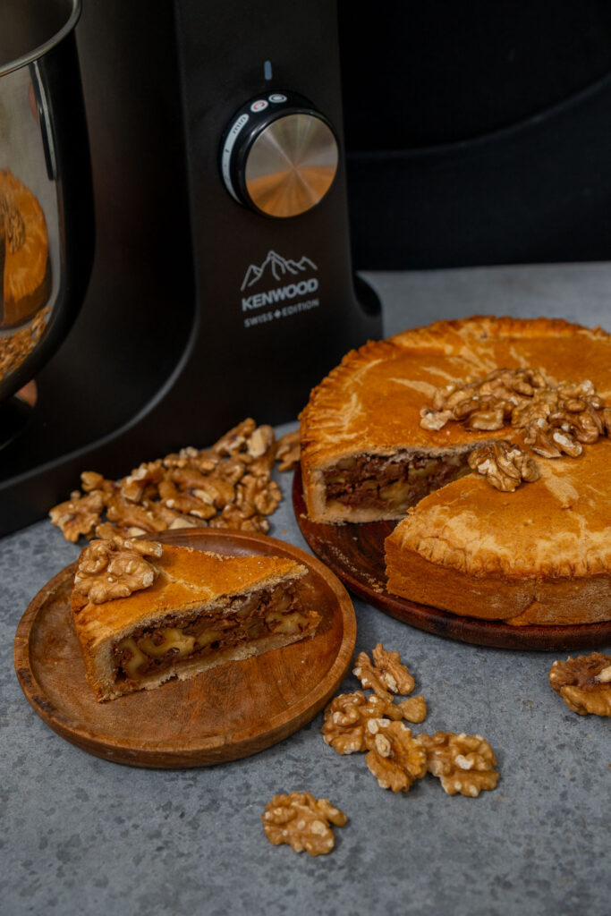 Gesunde Bündner Nusstorte mit Dattelkaramell und Walnüssen – Rezept vegan und ohne Zucker Mrs Flury