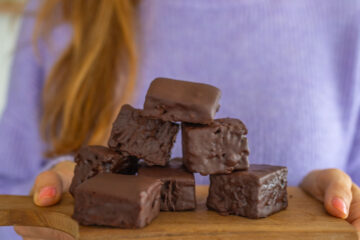 Veganes Magenbrot – saftig, einfach & wie vom Jahrmarkt. Schweizer Klassiker in vegan mit Schokoglasur Mrs Flury