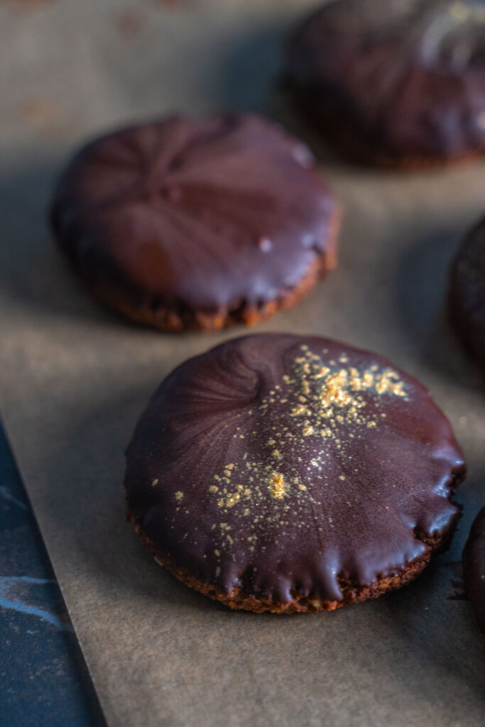 Gesunde Schoko Nuss Kekse ohne Zucker, vegan und glutenfrei Mrs Flury