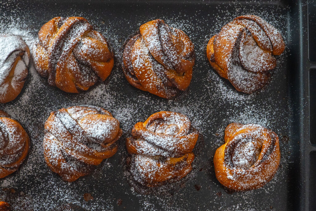 Schwedische Hefeknoten mit Kardamom und Zimt - Frisch gebackene schwedische Hefeknoten mit Zimt- und Kardamom-Füllung Mrs Flury