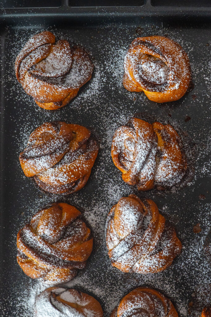 Schwedische Hefeknoten mit Kardamom und Zimt - Frisch gebackene schwedische Hefeknoten mit Zimt- und Kardamom-Füllung Mrs Flury