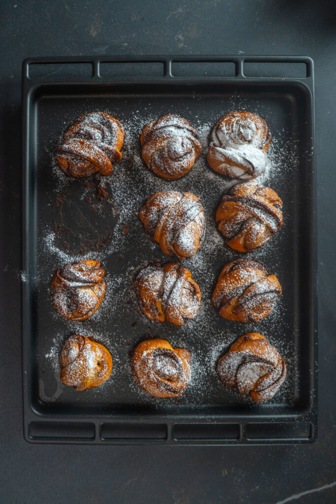 Schwedische Hefeknoten mit Kardamom und Zimt - Frisch gebackene schwedische Hefeknoten mit Zimt- und Kardamom-Füllung Mrs Flury