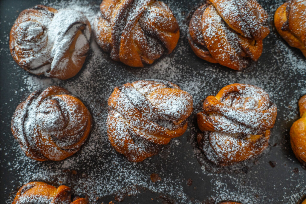 Schwedische Hefeknoten mit Kardamom und Zimt - Frisch gebackene schwedische Hefeknoten mit Zimt- und Kardamom-Füllung Mrs Flury