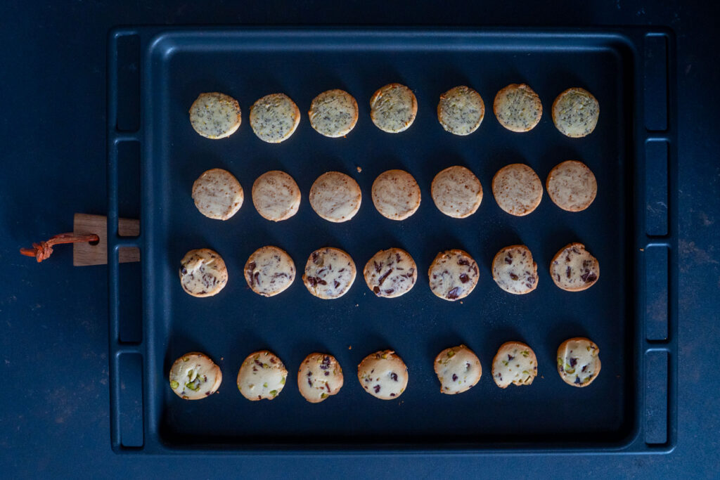 Ein Teig, vier Sorten Kekse von der Rolle. Vier Sorten Plätzchen von der Rolle (Schokolade, Pistazie-Cranberry, Zitrone-Mohn und Zimt), fertig gebacken. Mrs Flury