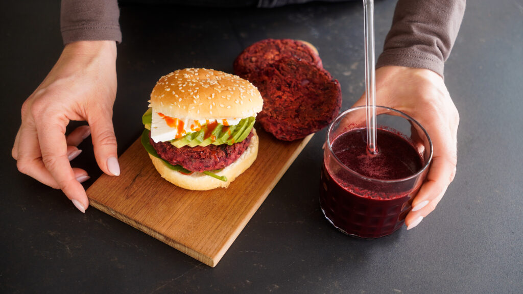 Roter Power-Saft & Protein Burger: Zero Waste Rezepte aus dem Entsafter Juicer Mrs Flury