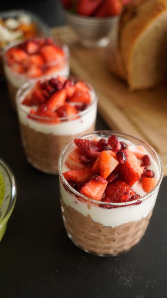 Meal Prep Rezepte Schoko Protein Pudding Oats im Glas mit Erdbeeren Mrs Flury