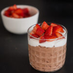 Meal Prep Rezepte Schoko Protein Pudding Oats im Glas mit Erdbeeren Mrs Flury