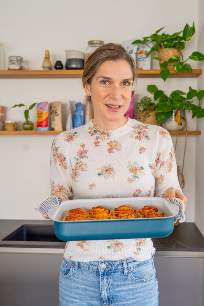 Luftig gebackene Pizzaschnecken mit geschmolzenem Käse in einer Auflaufform nach dem Rezept Mrs Flury