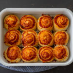 Luftig gebackene Pizzaschnecken mit geschmolzenem Käse in einer Auflaufform nach dem Rezept Mrs Flury