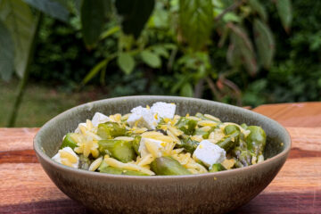 Frisch, cremig und in 15 Minuten fertig: Die perfekte Spargel One-Pot Orzo mit geschmolzenem Feta Mrs Flury