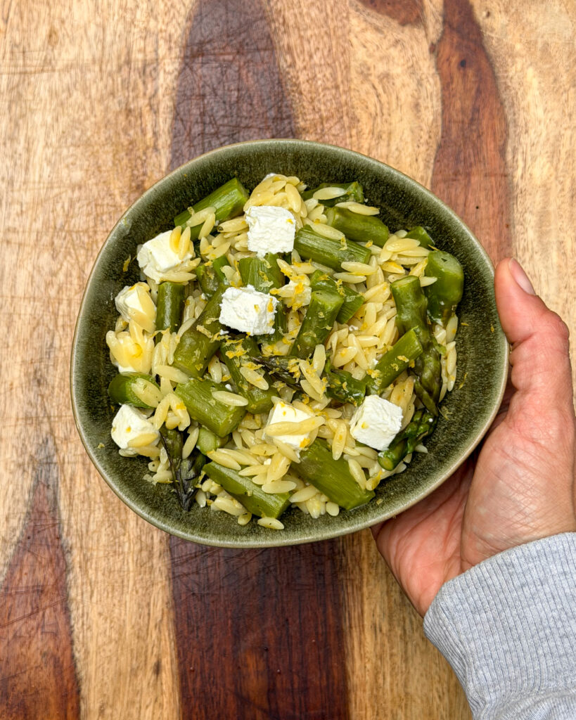 Frisch, cremig und in 15 Minuten fertig: Die perfekte Spargel One-Pot Orzo mit geschmolzenem Feta Mrs Flury
