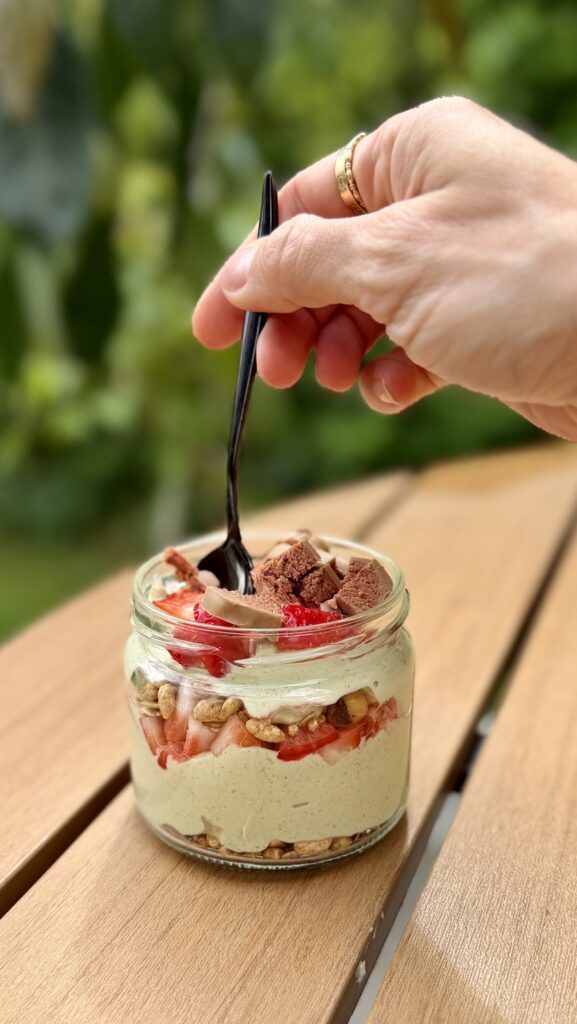 Protein Snack Glas: Schnelles Erdbeer-Dessert im Glas Mrs Flury